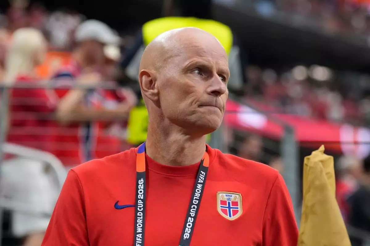 Norway head coach Stale Solbakken leaves the pitch after the end of the first half of the World Cup round of 32 soccer match between Ivory Coast and Norway in Arlington, Texas, near Dallas, Tuesday, June 30, 2026.(AP Photo/Tony Gutierrez)