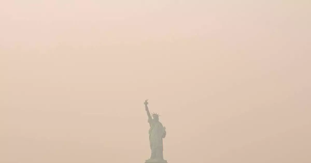 Heavy smoke from wildfires is darkening skies from the US Midwest to the East Coast, in photos