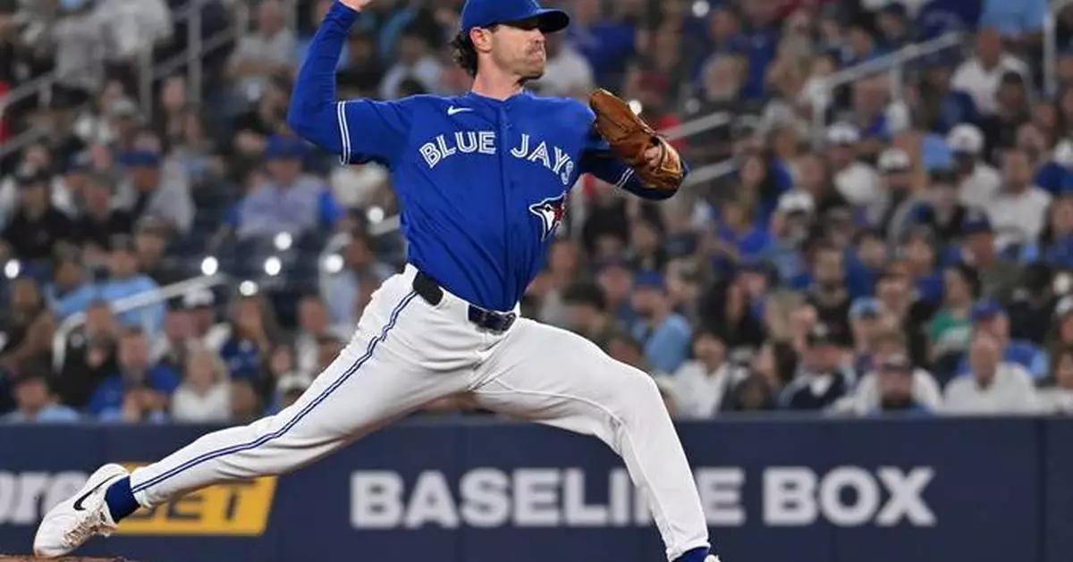Shane Bieber pitches Blue Jays past White Sox 1-0 to snap Chicago's winning streak at 4