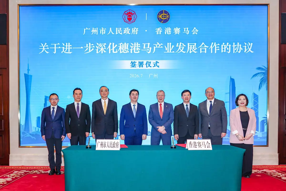 Sun Zhiyang, Mayor of the Guangzhou Municipal People's Government (4th left); Winfried Engelbrecht-Bresges, Chief Executive Officer of the Club (4th right); Pan Zhijun, Secretary General of the Guangzhou Municipal People's Government (3rd left); Clement Woo, Under Secretary for Constitutional and Mainland Affairs of the HKSAR Government (3rd right); Zhu Xiaoyi, Deputy Secretary General of the Guangzhou Municipal People's Government (2nd left); Raymond Tam, Executive Director, Corporate Affairs of the Club (2nd right); Wu Sa, Director of the Guangzhou Development and Reform Commission (Guangzhou Greater Bay Area Office) (1st left); and So Tsz Yin, Acting Director of the Hong Kong Economic and Trade Office in Guangdong of the HKSAR Government (1st right), attend the signing ceremony.
