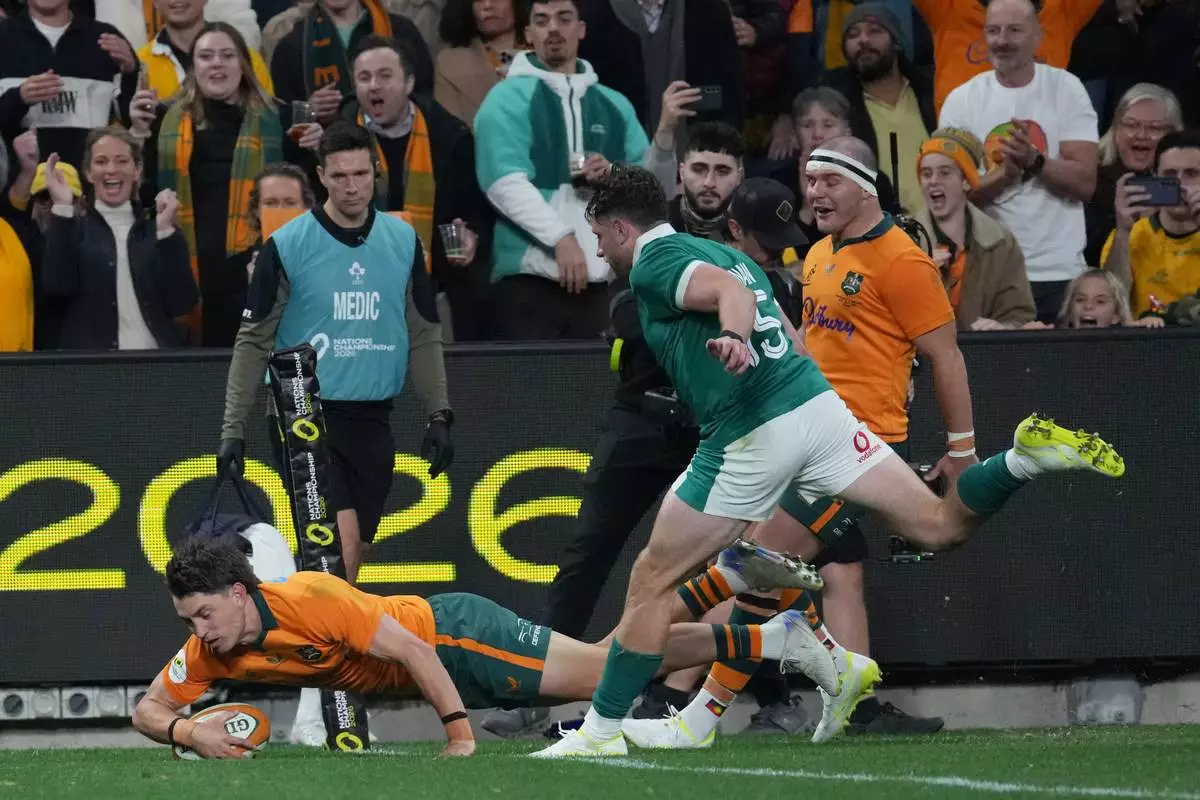 Australia's Jock Campbell, left scores his side second try during the Nations Championship rugby international between Australia and Ireland in Sydney, Saturday July, 4, 2026. (AP Photo/Mark Baker)