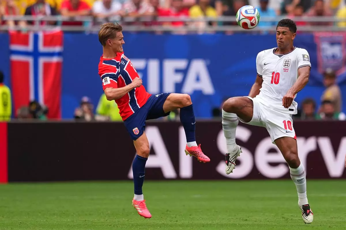 Norway's Martin Oedegaard, left, and England's Jude Bellingham vie for the ball during a World Cup quarterfinal soccer match in Miami Gardens, Fla., Saturday, July 11, 2026. (AP Photo/Julio Cortez)
