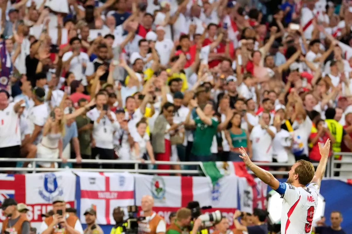 England's Harry Kane (9) celebrates after the World Cup quarterfinal soccer match between Norway and England in Miami Gardens, Fla., Saturday, July 11, 2026. (AP Photo/Chris Carlson)