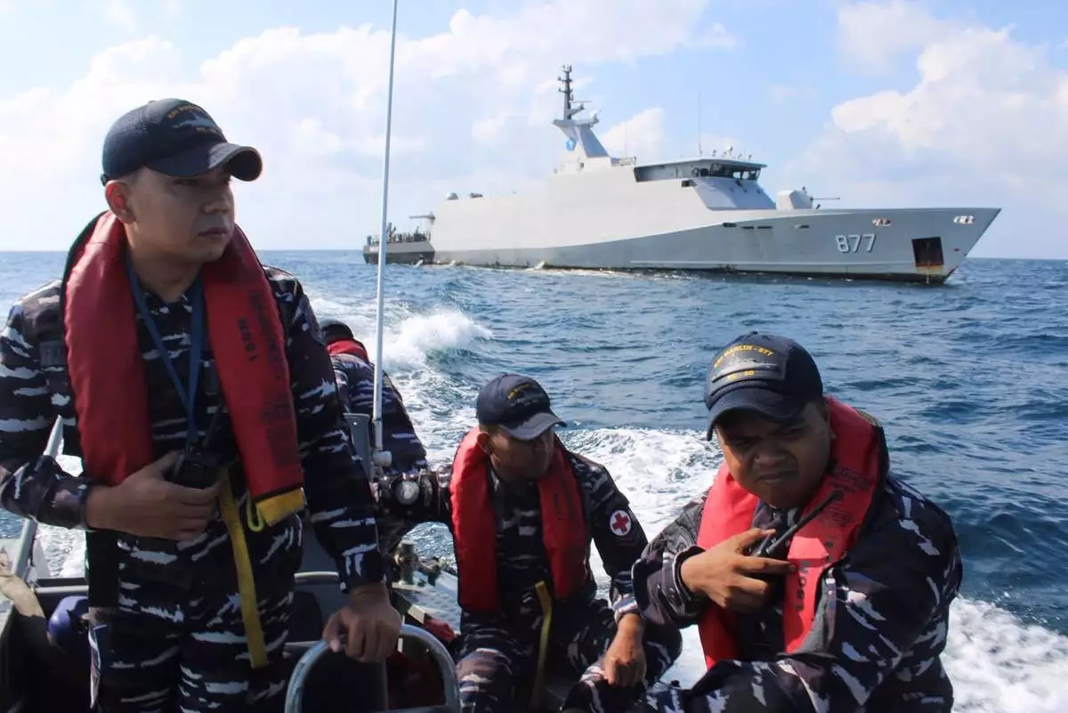 Auf diesem vom Makassar Search and Rescue Office am Sonntag, 19. Juli 2026, veröffentlichten Foto steuern Mitarbeiter der indonesischen Marine ein Schlauchboot während der Suche nach Opfern, nachdem ein Passagierboot in den Gewässern nahe der Insel Balaloho in Süd-Sulawesi, Indonesien, gesunken ist. (SAR-Büro Makassar über AP)