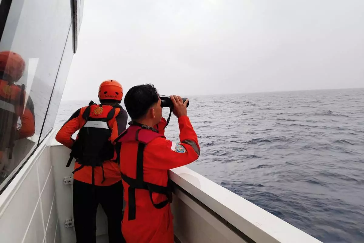 Auf diesem Foto, das am Sonntag, dem 19. Juli 2026, vom Makassar Search and Rescue Office veröffentlicht wurde, scannen Retter den Horizont, während sie nach Opfern suchen, nachdem ein Passagierschiff in den Gewässern in der Nähe der Selayar-Inseln in Süd-Sulawesi, Indonesien, gesunken ist. (SAR-Büro Makassar über AP)
