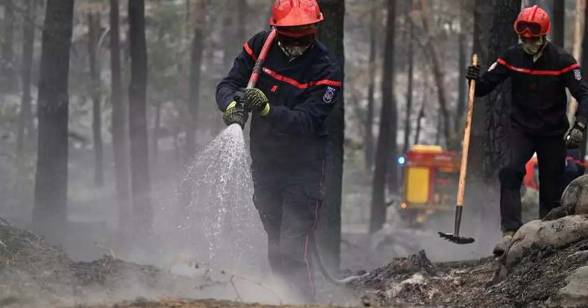 1,000 evacuated from Fontainebleau fire near Paris; Spanish authorities identify some fire victims