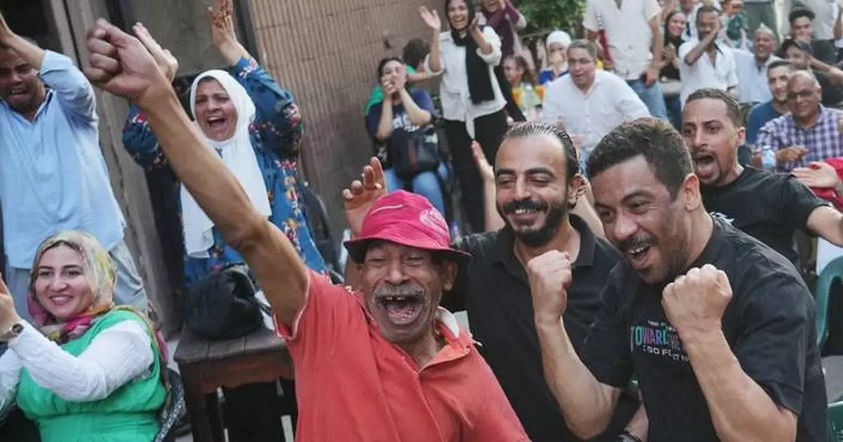 A Cairo coffee house erupts, then goes silent as Egypt’s World Cup run meets Argentina