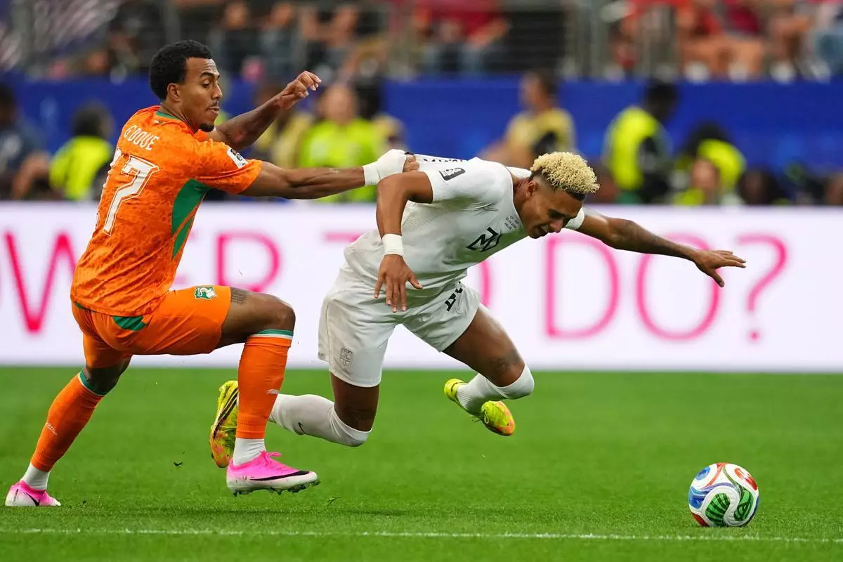 Ivory Coast's Guela Doue (17), left, challenges Norway's Antonio Nusa (20) during the World Cup round of 32 soccer match between Ivory Coast and Norway in Arlington, Texas, near Dallas, Tuesday, June 30, 2026. (AP Photo/Julio Cortez)