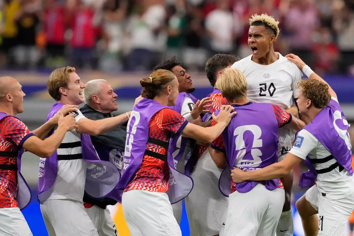 Norway's Antonio Nusa (20), top, celebrates with teammates after scoring the opening goal of his team during the World Cup round of 32 soccer match between Ivory Coast and Norway in Arlington, Texas, near Dallas, Tuesday, June 30, 2026.(AP Photo/Tony Gutierrez)