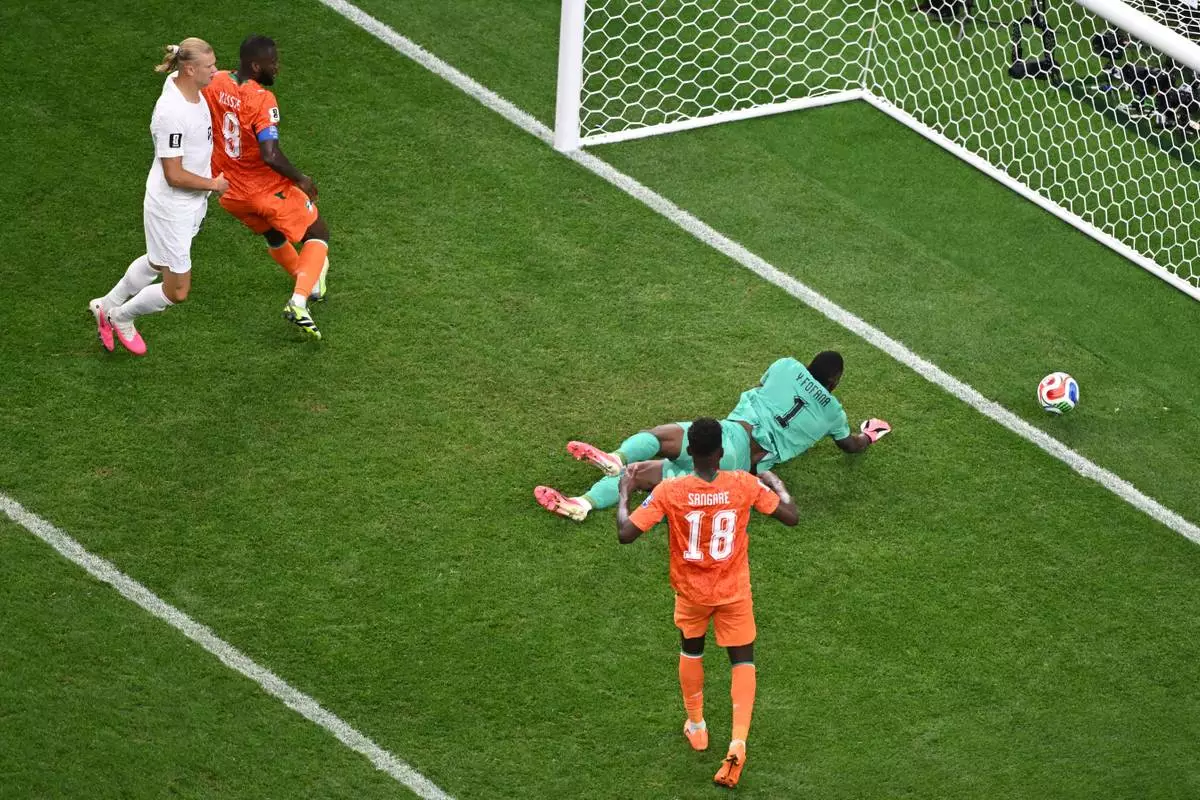 Norway's Erling Haaland (9), left, scores during the World Cup round of 32 soccer match between Ivory Coast and Norway in Arlington, Texas, near Dallas, Tuesday, June 30, 2026. (AP Photo/Jessica Tobias)
