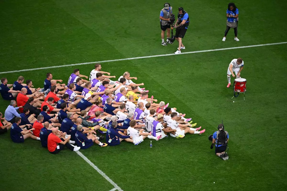 Norway players perform a viking boat row after the World Cup round of 32 soccer match between Ivory Coast and Norway in Arlington, Texas, near Dallas, Tuesday, June 30, 2026. (AP Photo/Jessica Tobias)
