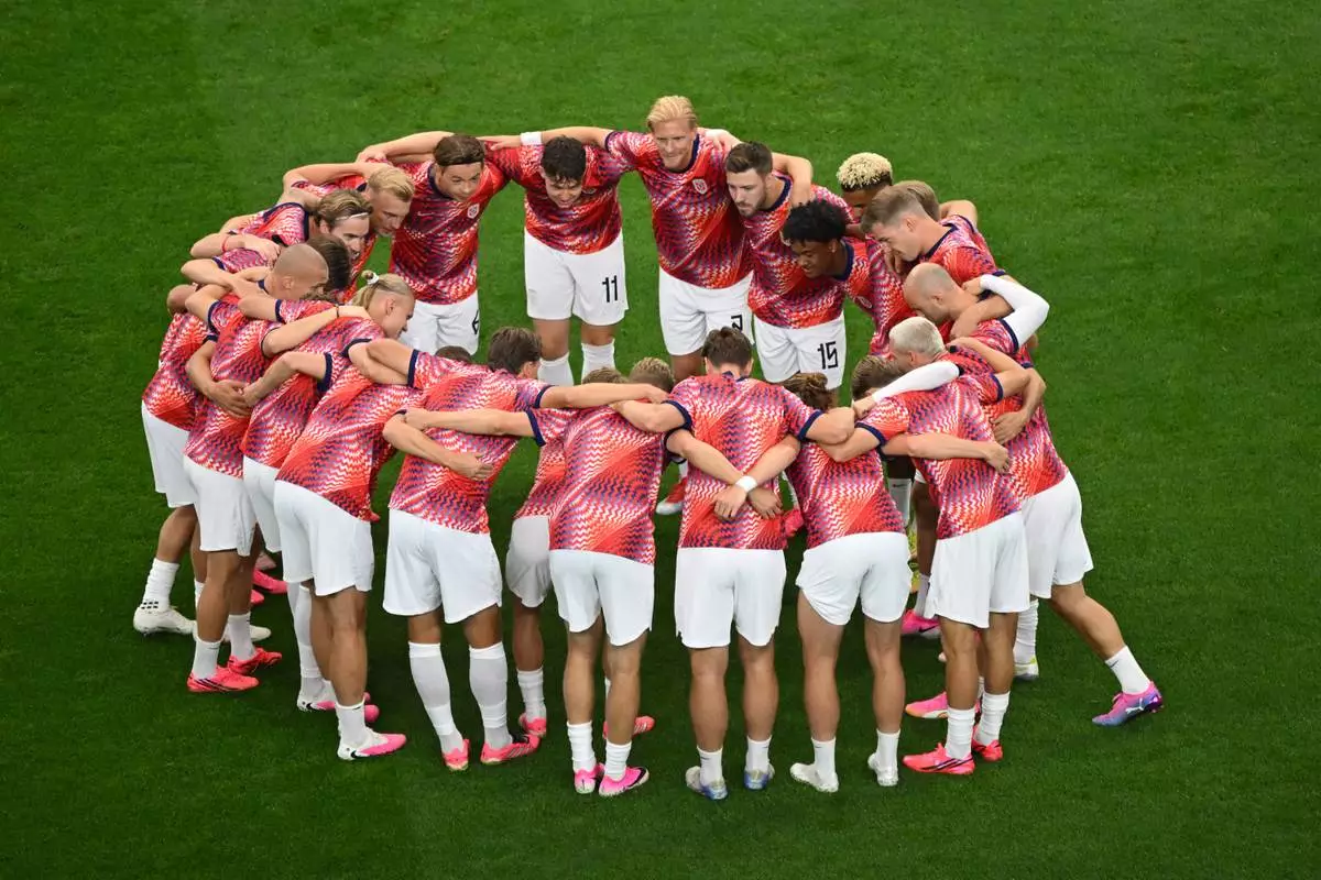 Norwegian players huddle during a warm up before the World Cup round of 32 soccer match between Ivory Coast and Norway in Arlington, Texas, near Dallas, Tuesday, June 30, 2026. (AP Photo/Jessica Tobias)