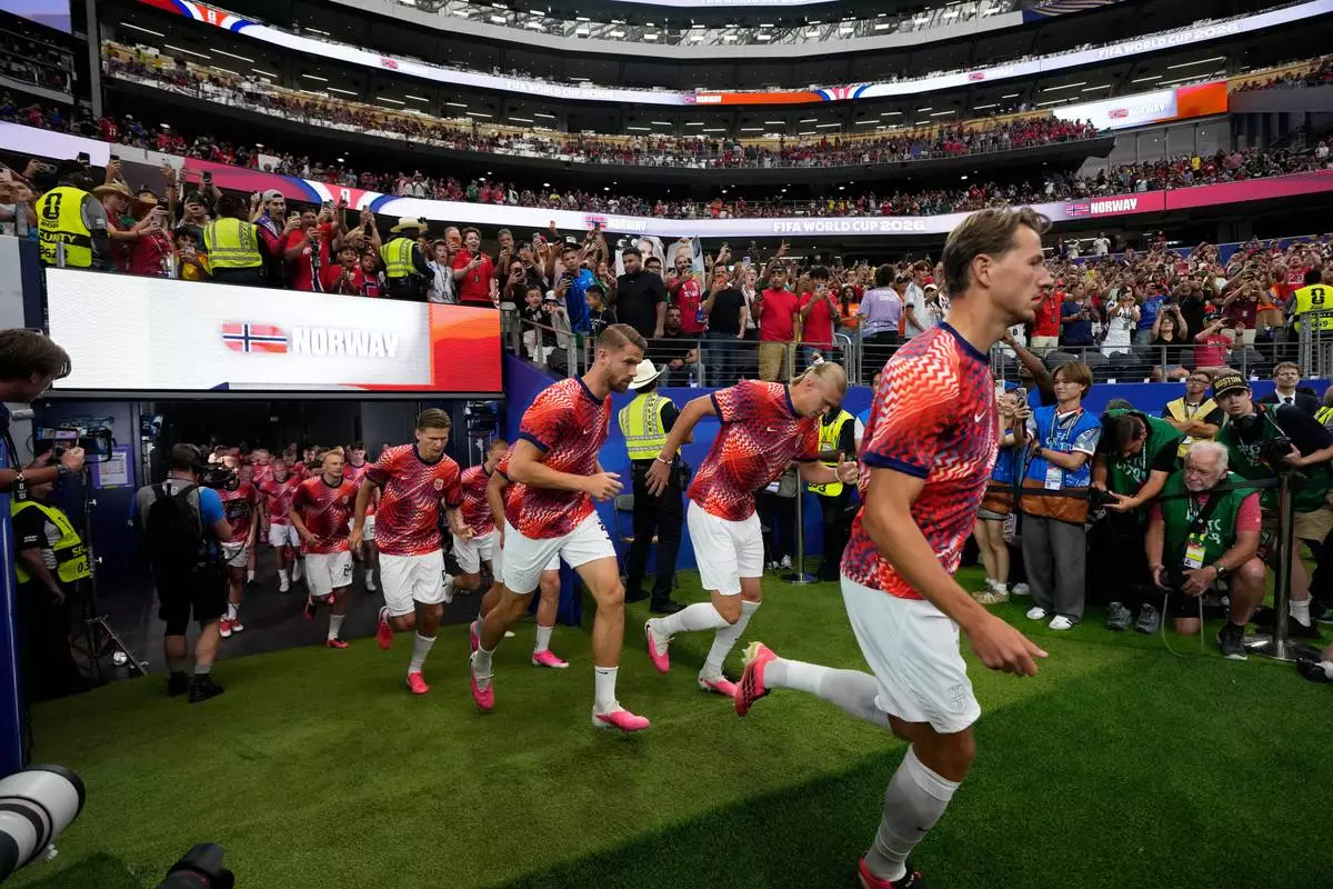 Norway players enter the pitch before the World Cup round of 32 soccer match between Ivory Coast and Norway in Arlington, Texas, near Dallas, Tuesday, June 30, 2026.(AP Photo/Tony Gutierrez)