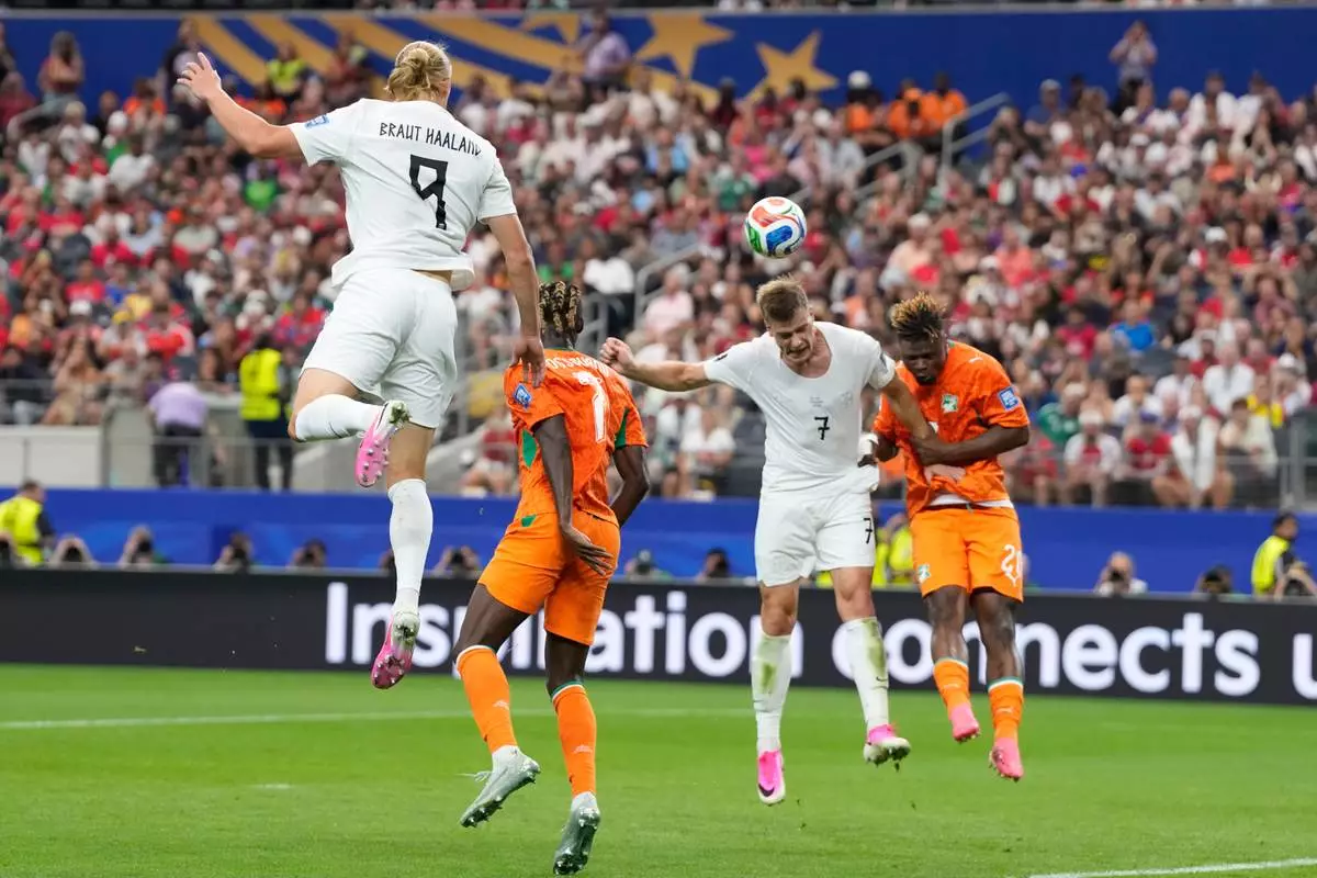 Norway's Alexander Soerloth (7) heads the ball during the World Cup round of 32 soccer match between Ivory Coast and Norway in Arlington, Texas, near Dallas, Tuesday, June 30, 2026.(AP Photo/Tony Gutierrez)
