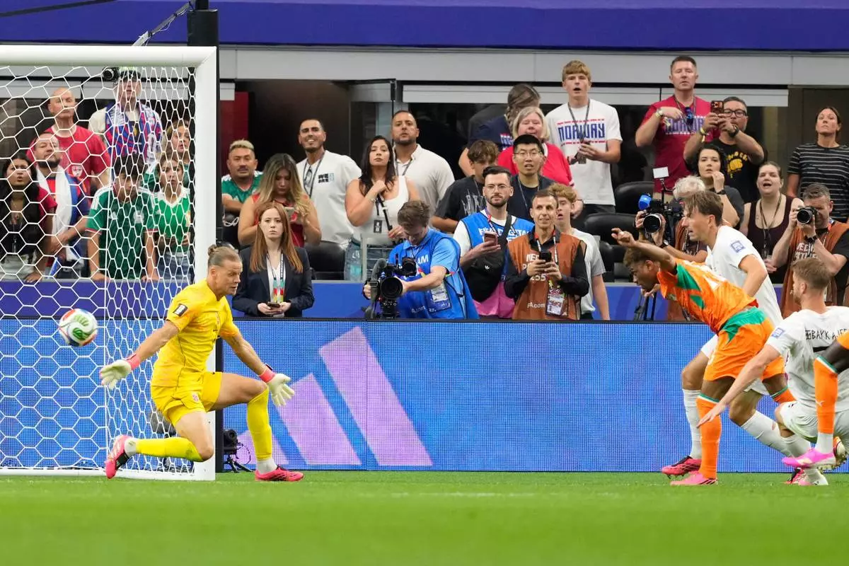 Ivory Coast's Amad Diallo (15), right, scores his side's first goal during the World Cup round of 32 soccer match between Ivory Coast and Norway in Arlington, Texas, near Dallas, Tuesday, June 30, 2026.(AP Photo/Tony Gutierrez)