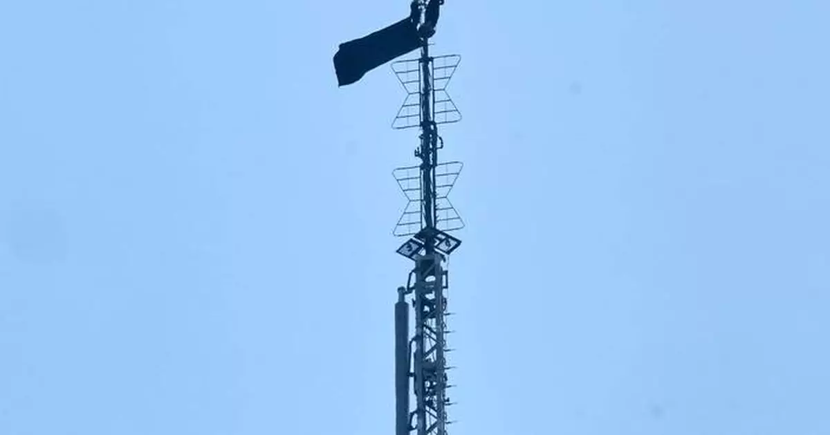2 people arrested after hanging a banner about 'the power of love' on Empire State Building antenna