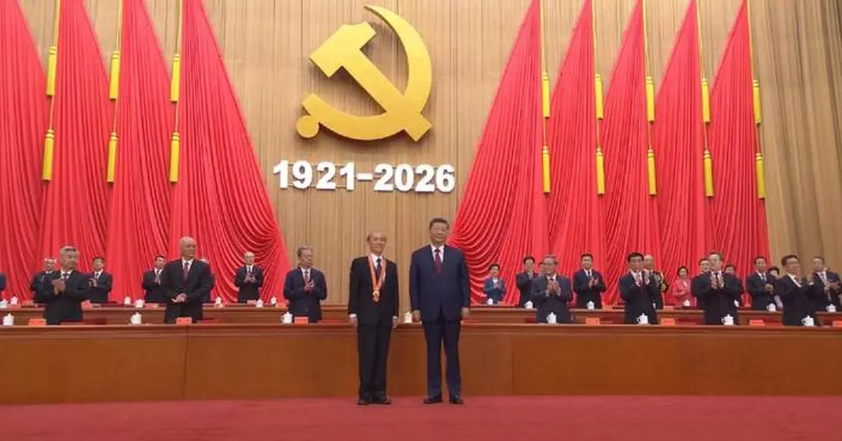 Xi confers July 1 Medal on model CPC members