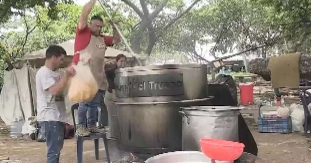 Venezuelan volunteers offer free food for displaced people after deadly quakes