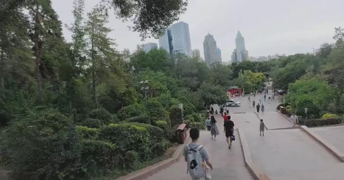 British vlogger witnesses how Xinjiang enjoys fruits of China's green energy boom