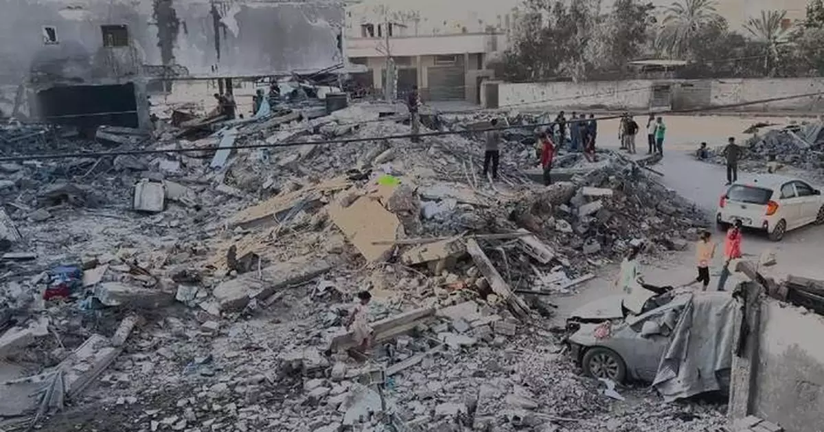 Israel attacks central Gaza, orders evacuation minutes before bombardment