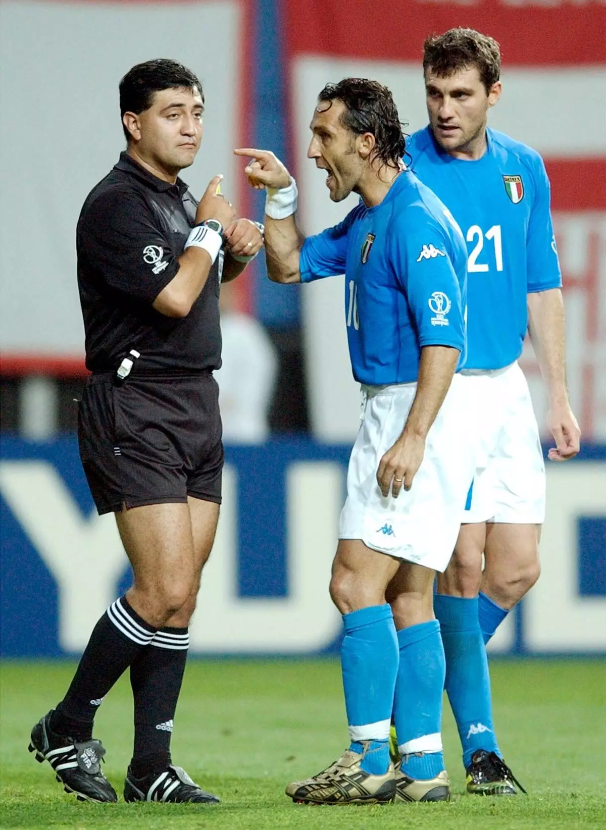 FILE - This June 18, 2002, file photo shows Italy's Angelo Di Livio argues with referee Byron Moreno, left, after he showed a red card to Francesco Totti, as Christian Vieri, rear right, looks on during a game against South Korea at the 2002 World Cup in Daejeon, South Korea. (AP Photo/Amy Sancetta, File)