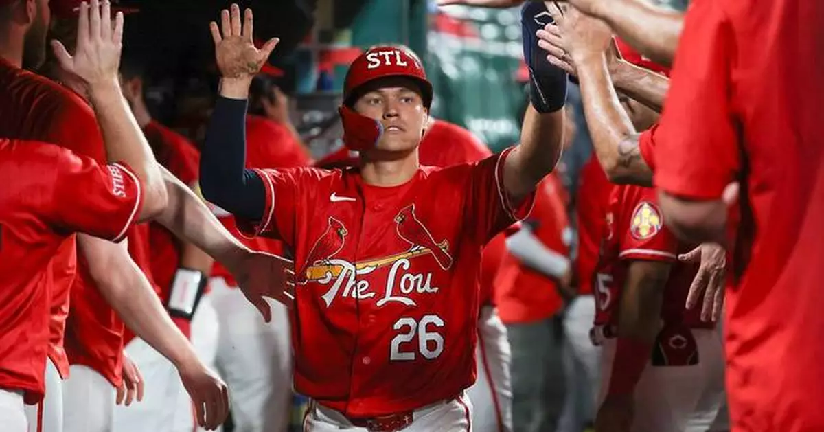 Cardinals outlast the Braves 2-1 early Saturday after a long rain delay