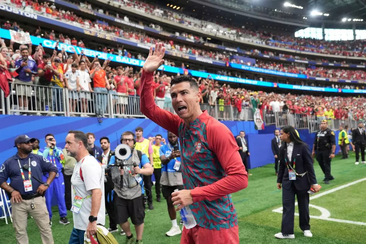FILE - Portugal's Cristiano Ronaldo (7) waves to fans after the World Cup Group K soccer match between Portugal and Uzbekistan in Houston, June 23, 2026. (AP Photo/Eric Gay, File)