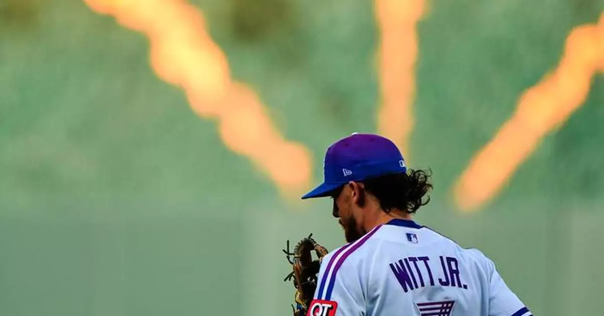 Royals All-Star shortstop Bobby Witt Jr. leaves win over Giants with back tightness