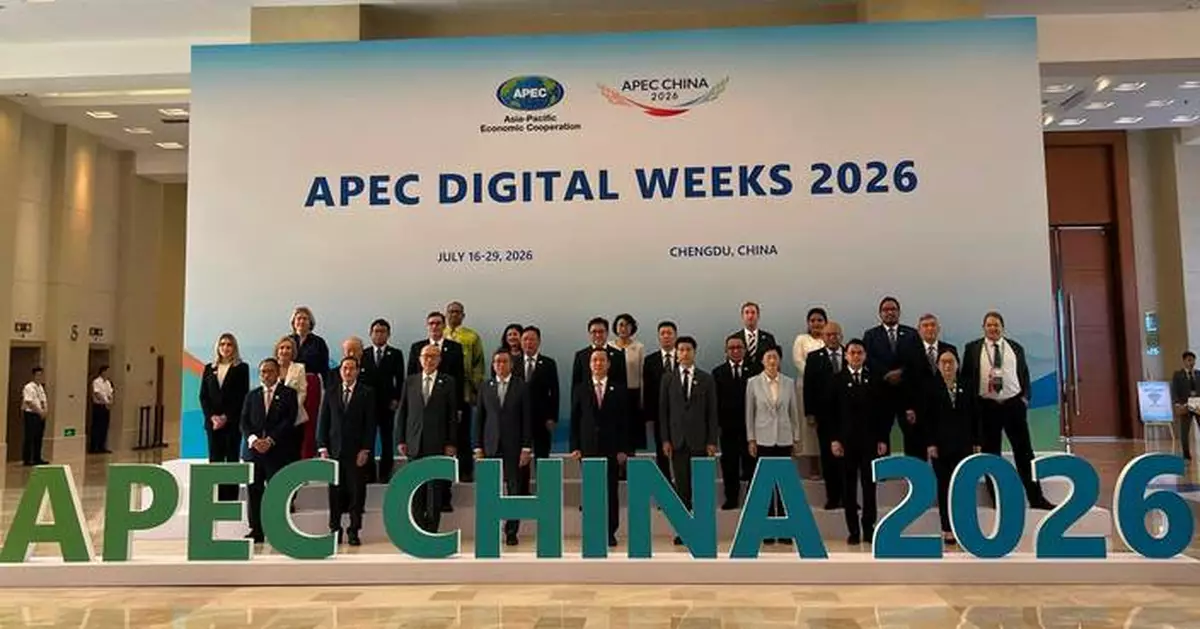 Hong Kong's Innovation Chief Highlights Data Growth and AI Literacy at APEC Digital Weeks in Chengdu
