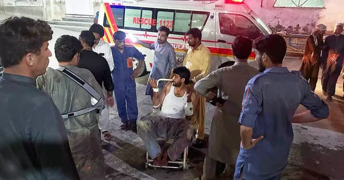 Raid on a Pakistani police post leaves 11 officers and 15 attackers dead