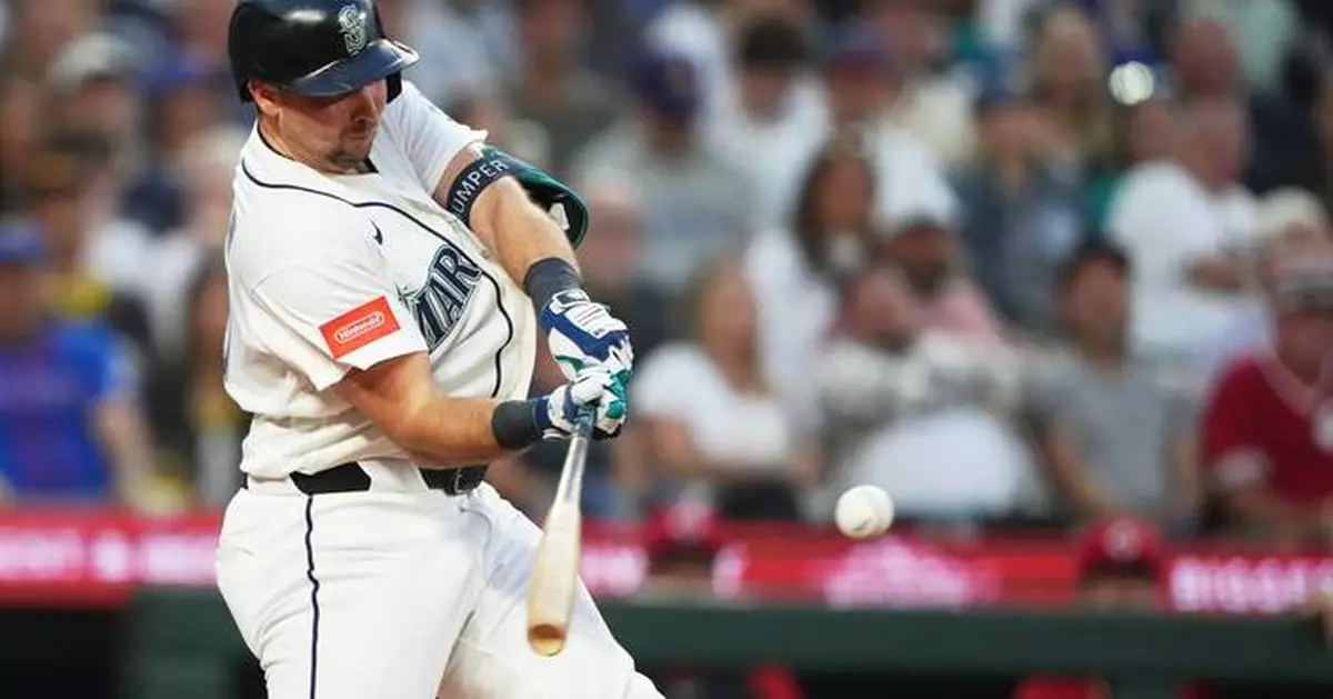 Reds intentionally load bases for slumping Mariners slugger Cal Raleigh, who makes Francona pay