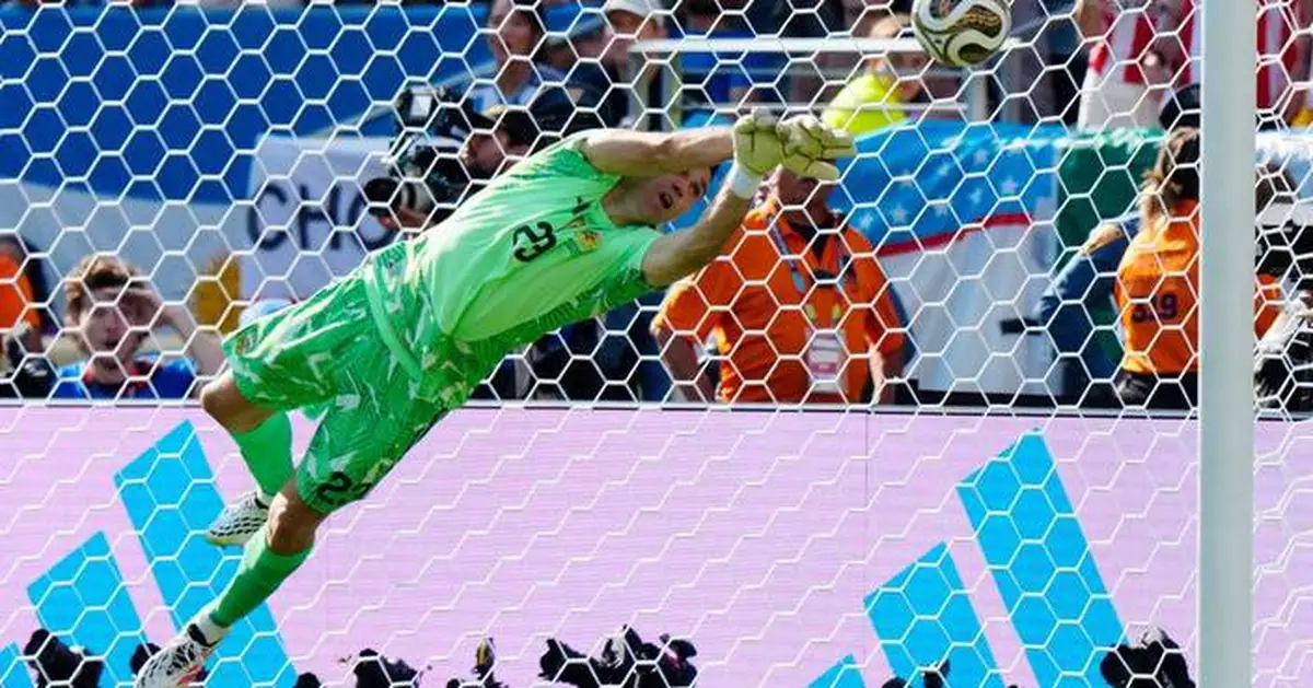 Argentina's Martinez plays cool in net, even as teammates turn reckless in historic World Cup final