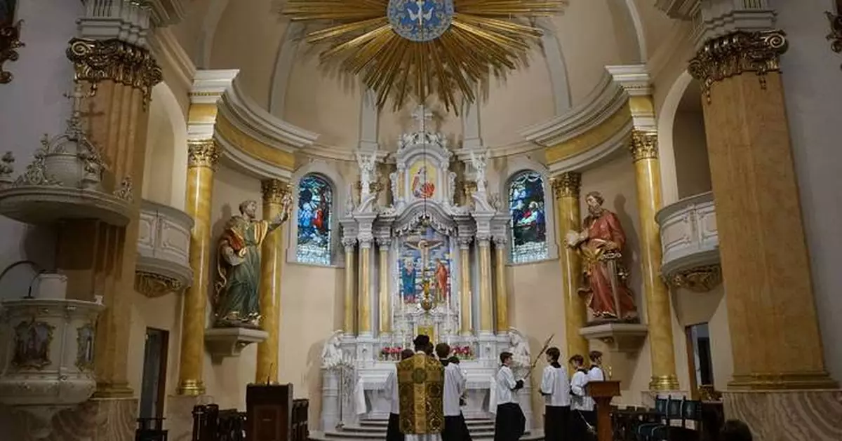 Latin Mass, but faithful to the pope: A Minnesota church shows a different way during schism crisis