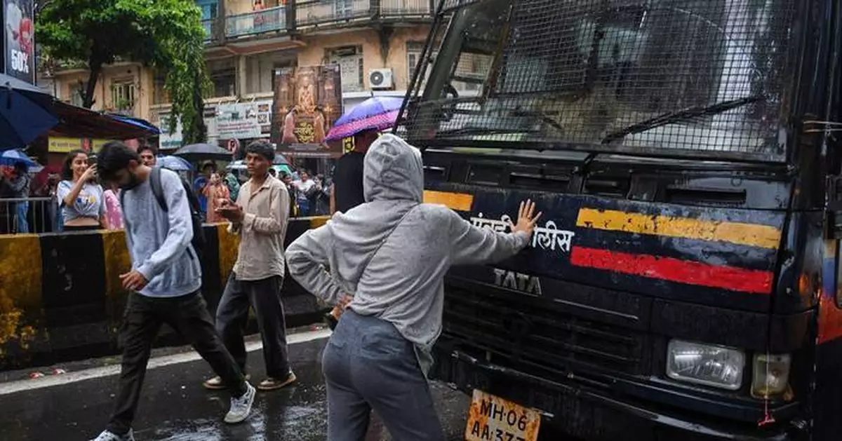 A single photo captures the resolve behind India's “Cockroach” protests
