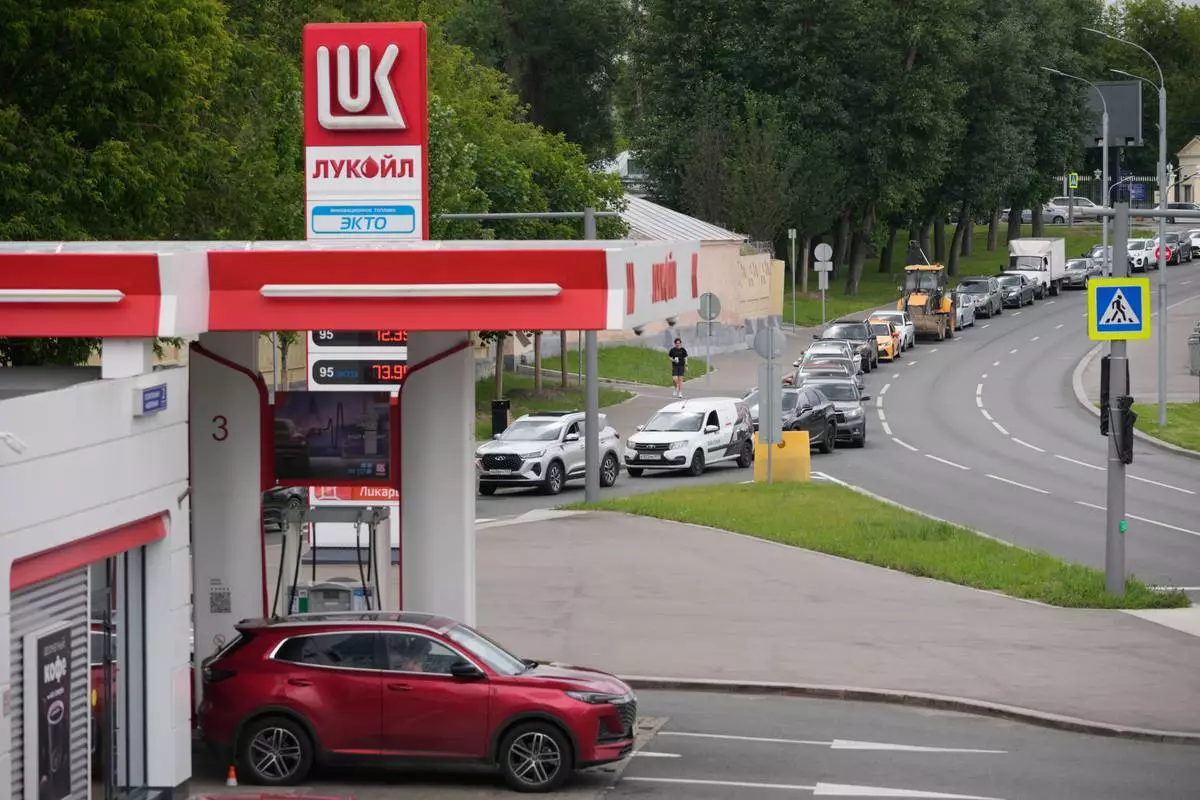 Cars line up at a Lukoil gas station in Moscow, Monday, June 29, 2026. (AP Photo/Pavel Bednyakov)