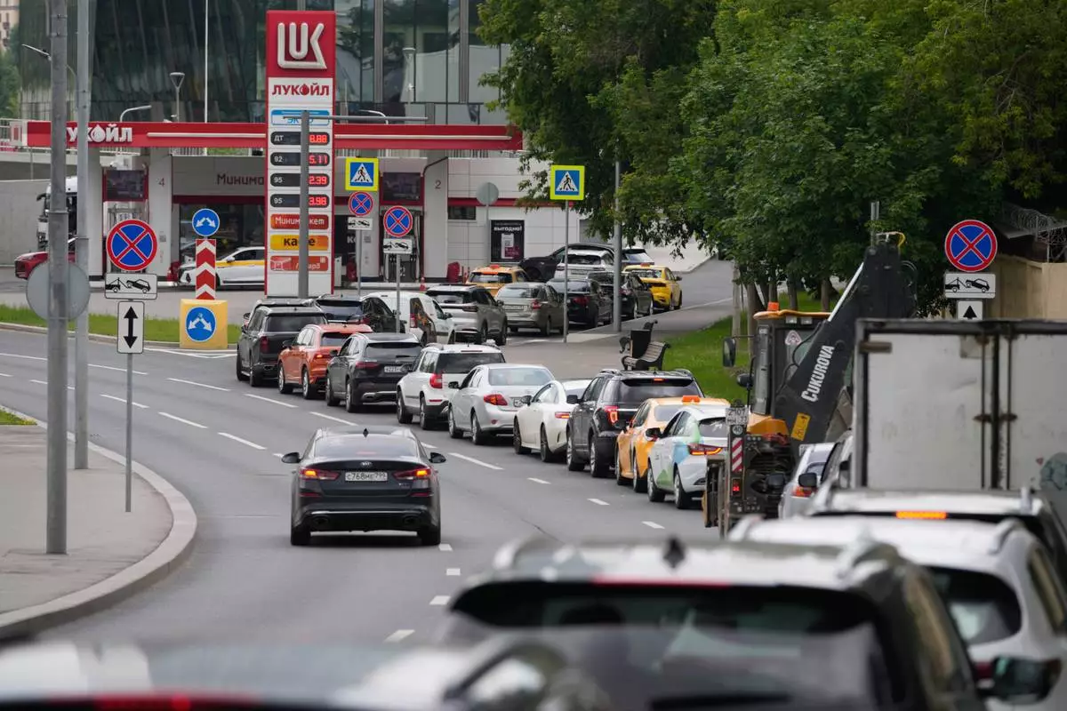 Cars line up at a Lukoil gas station in Moscow, Monday, June 29, 2026. (AP Photo/Pavel Bednyakov)