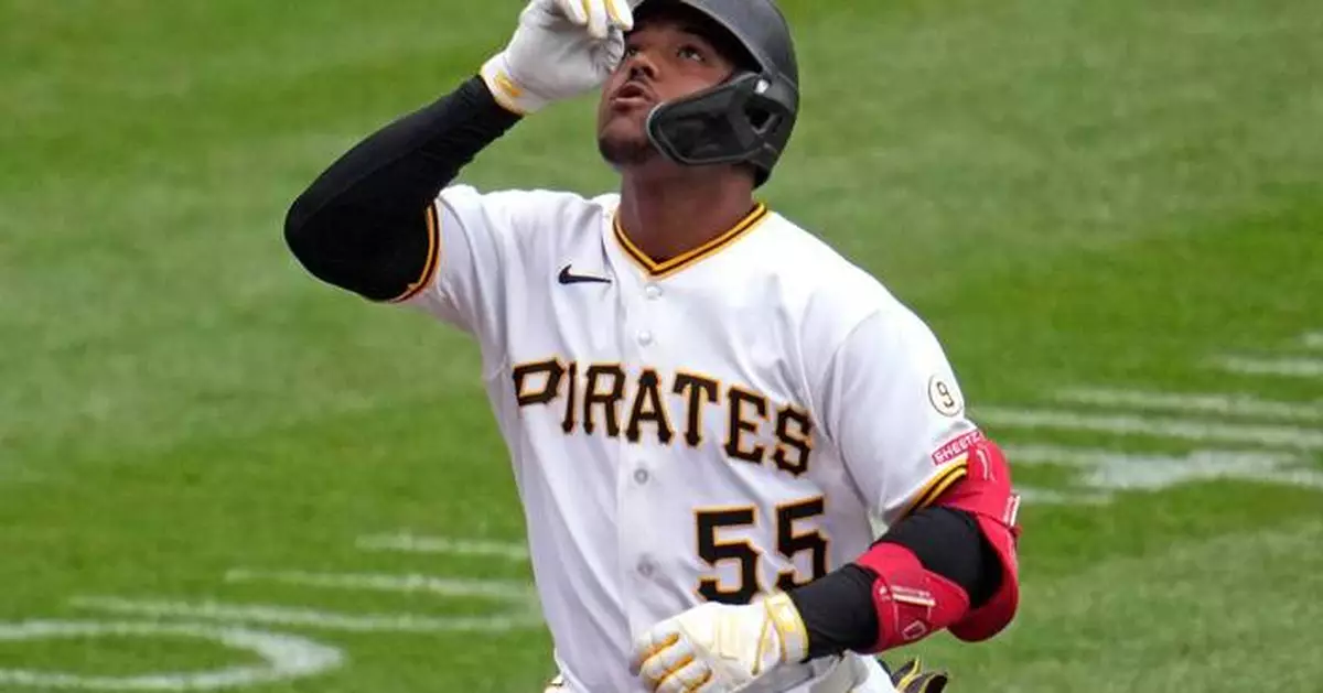 Pirates rookie outfielder Esmeryln Valdez leaves game with hand injury