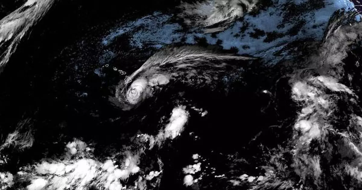 Hawaii's Big Island lashed by rain and wind as Tropical Storm Lala closes in