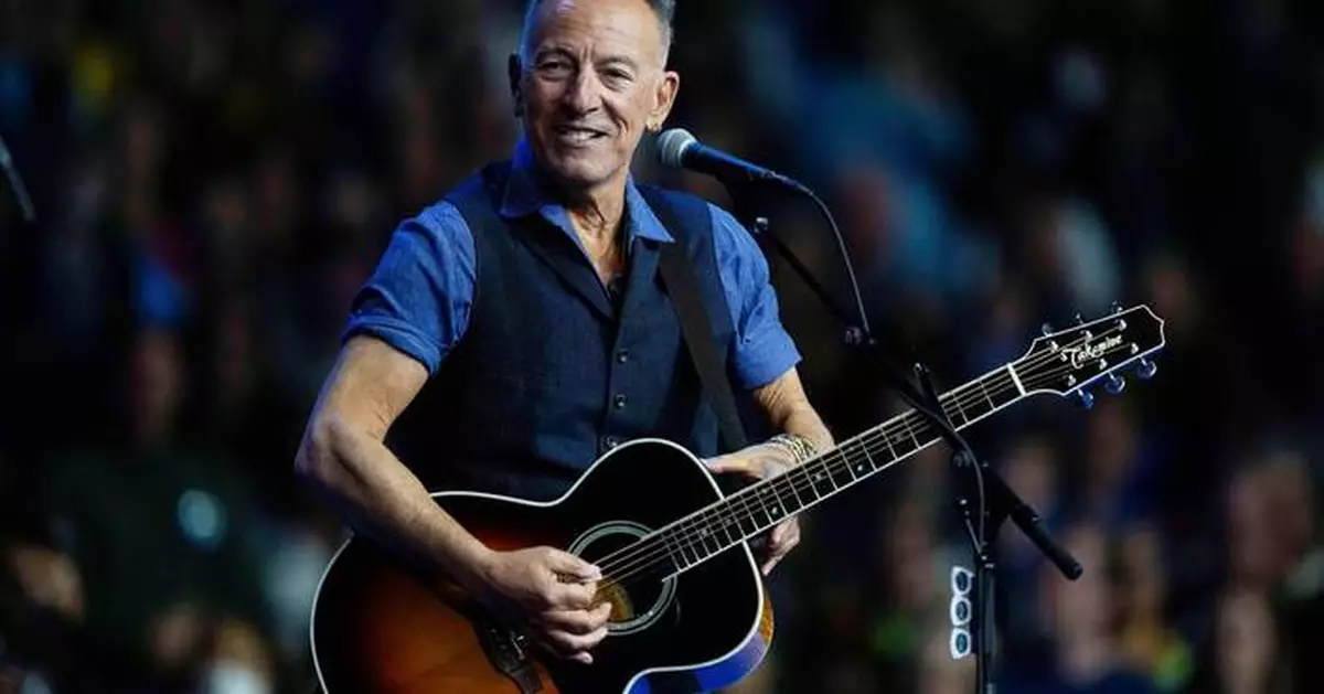 Veterans’ fundraiser draws Bruce Springsteen, Hasan Minhaj and Jon Stewart