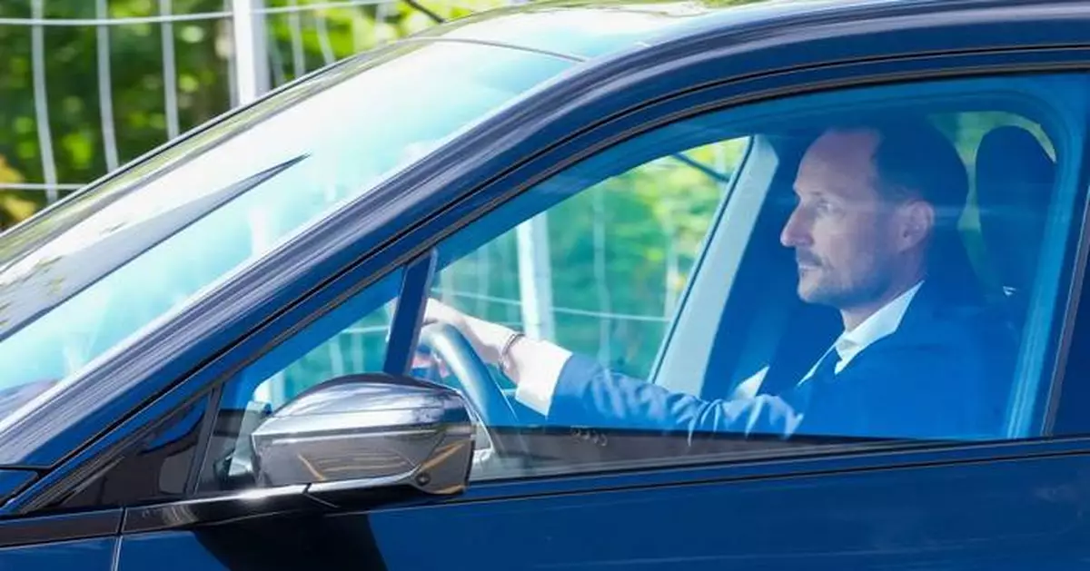 Norway's crown prince becomes King Haakon VIII after his father's death