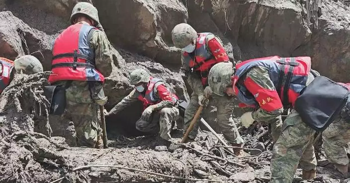 Rescuers battle tough terrain in final push to reach mudslide-hit border port