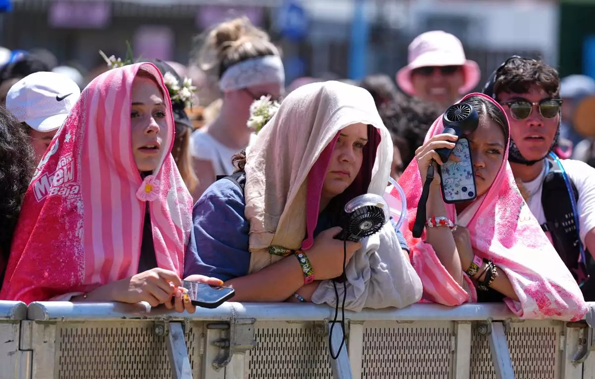 Festivalgoers endure high temperatures at the Daisy Chain Fields Music Festival on Saturday, Aug. 29, 2026, at Great Park in Irvine, Calif. (AP Photo/Chris Pizzello)