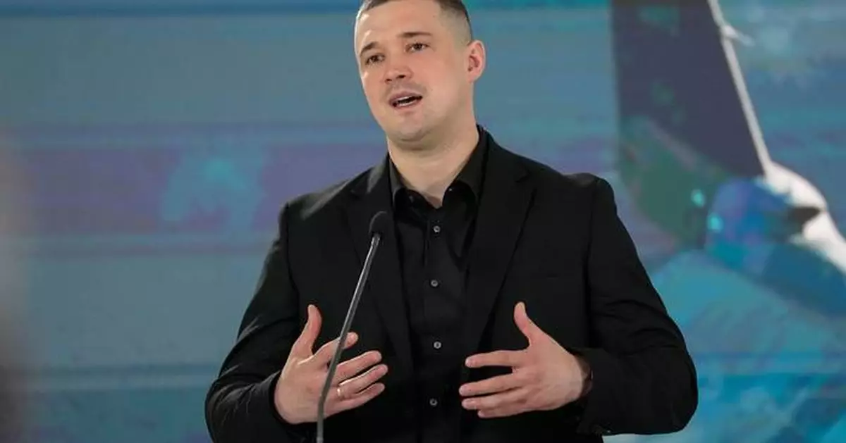 Ousted Ukraine defense minister urges wartime elections, warning of a governance crisis