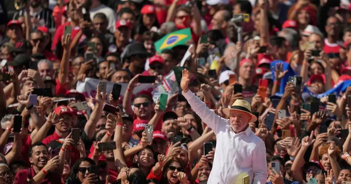 Brazil's Lula and Flávio Bolsonaro return to their strongholds to kick off presidential campaigns