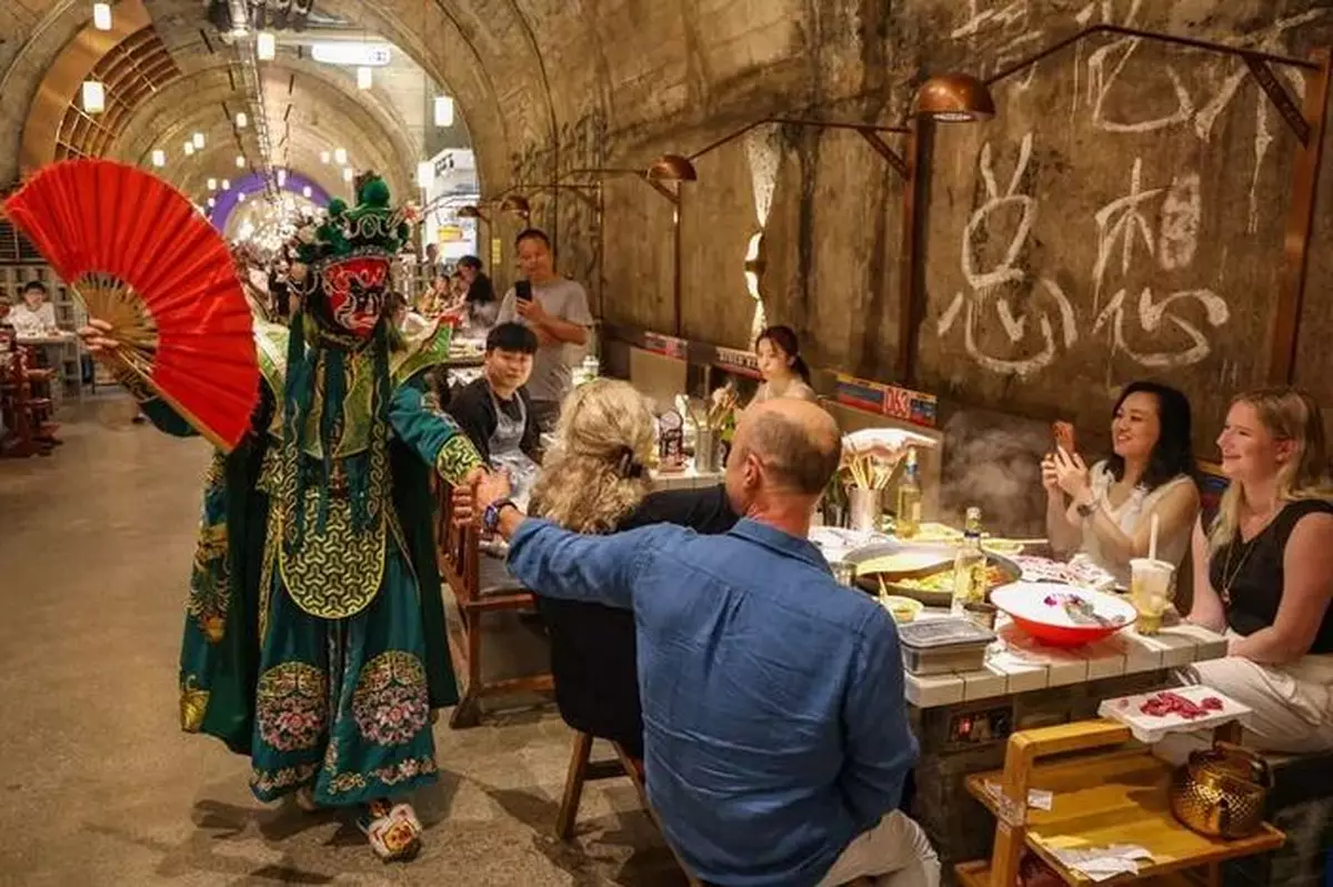 When Foreigners Taste Chongqing's Fiery Hot Pot, It Becomes So Much More Than Just a "Chinamaxxing" Ritual