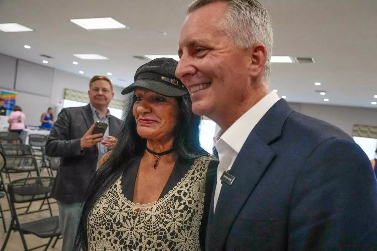 Florida Democratic gubernatorial candidate David Jolly, right, poses for a photo with supporter Cyn Doyle, after a town hall meeting, Saturday, Aug. 8, 2026, in Leesburg, Fla. (AP Photo/John Raoux)