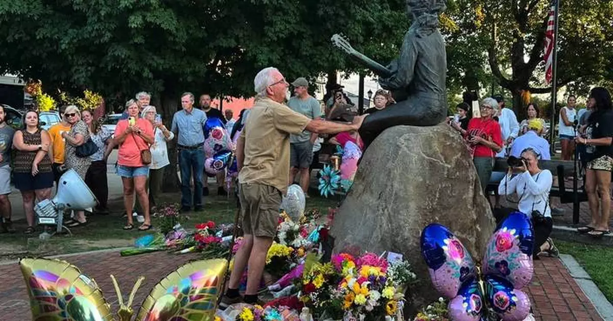 Dolly Parton's love of the Great Smoky Mountains helped transform her hometown