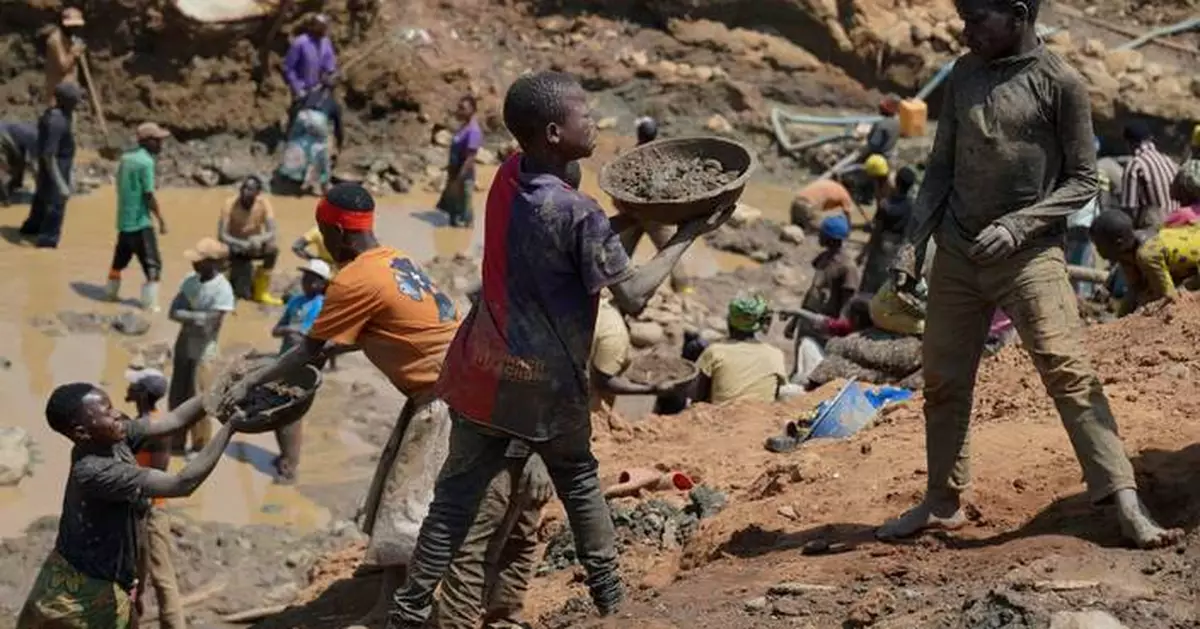 Mobile gold miners in eastern Congo complicate health workers' efforts to contain Ebola