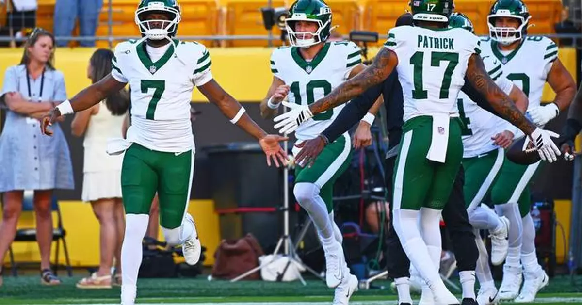 Geno Smith throws a touchdown pass during his 1-drive cameo as Jets top Steelers 17-0