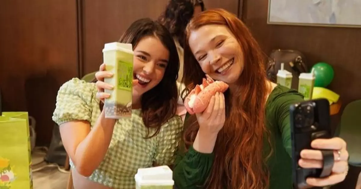 Foreigners Queueing Up for Chinese Tea: How "New Tea" Is Winning Over the World